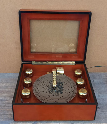 Mr Christmas "Grand bell symphonium". Caja musical de madera con 5 campanas de latón con discos intercambiables. 16 canciones clásicas y villancicos. Ref MR9083. 11x24,5x29,5
