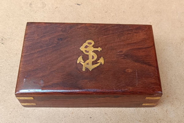 Caja madera de palisandro con adorno de latón. Ref C022A. 4,5x16,5x10