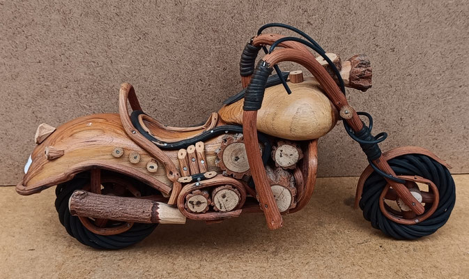 Moto madera hecha artesanalmente en Tailandia. Ref EL1196. 32x8x18