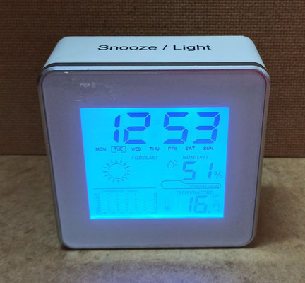 Reloj despertador digital con calendario y estación meteorológica (temperatura y humedad). 10x10x4