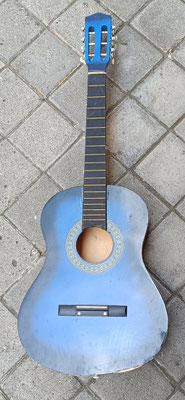 Guitarra madera azul sin cuerdas. 91x34x9