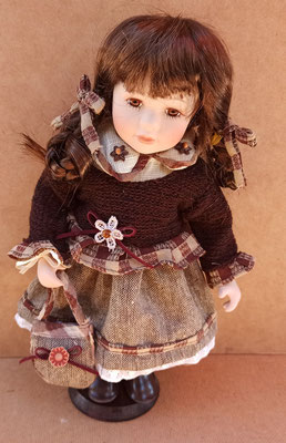 Muñeca de porcelana con soporte. Ref 6PP0023. 30x15