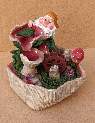 Fuente de resina enanitos. Ref Horm 152842. 15x13x13