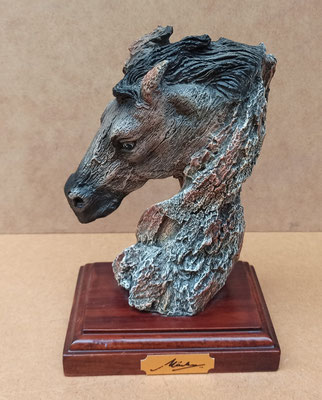Märka Gallery. Cabeza caballo resina con base madera. Pitado a mano. Ref BHFA. 19x12x9