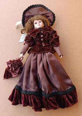 Muñeca porcelana. Ref GOY. 50x21