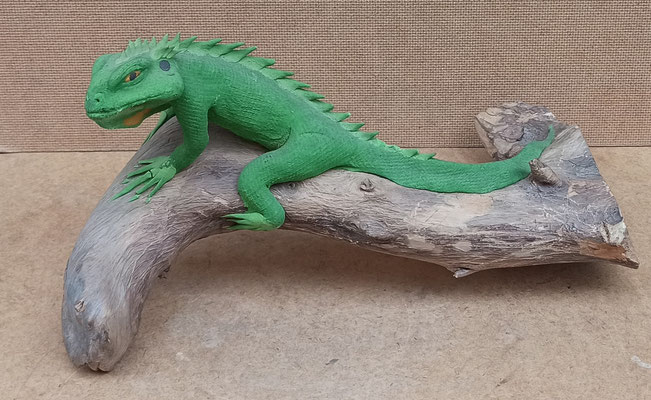 Iguana madera. Ref 150. 16x30x17