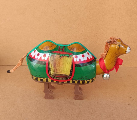  Camello hojalata. Funciona con pilas Ref 429. 30x18x9