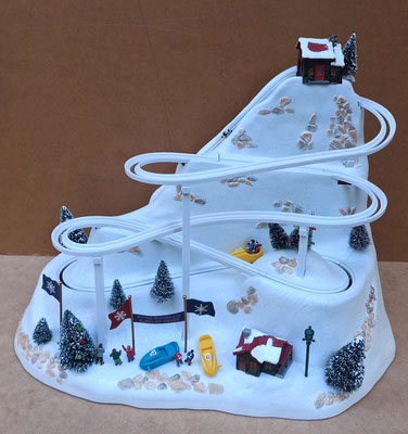 Mr Christmas. Winter wonderland bobsled ride. Ref MR9088.  Cinco trineos en miniatura que recorren la pista iluminada. Toca 30 canciones clásicas y villancicos.