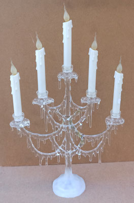 Candelabro de resina 5 brazos. Funciona con pilas. Ref 18/201. 60x35. Pareja disponible.