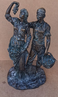 Figura resina bañada en bronce de M. Senserrich. 44x22x17