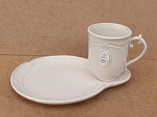 Juego de taza con plato porcelana relieve. Ref 209921. 25x18x11