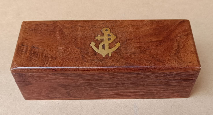 Caja madera de palisandro con adorno de latón. Ref C018. 5,5x19x7