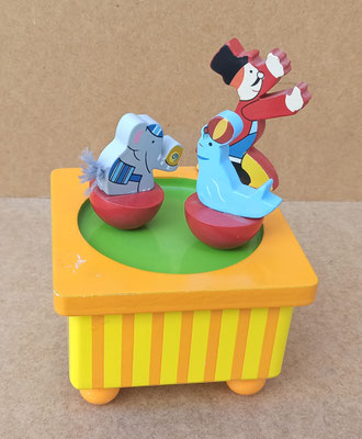 Figura de madera musical con movimiento. Ref 44053. 13x10x10