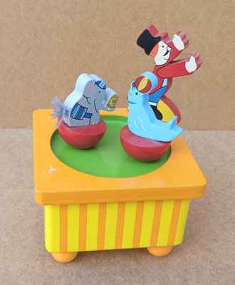 Figura de madera musical con movimiento. Ref 44053. 13x10x10