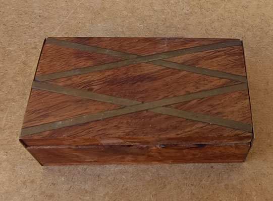 Caja madera adornos latón. Ref 124. 9x5x3