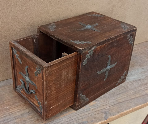 Caja madera adornos latón. Ref MA30005. 22x18x16,5