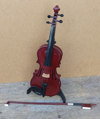 Violín musical 8 canciones. Ref G231A. 33x14x13. Funciona con pilas.
