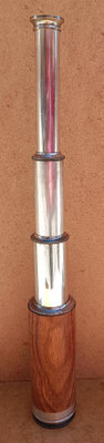 Disponible en septiembre 2025. Catalejo madera y metal plateado con tapa. Ref KA036L. 38x4,5 apertura máxima 
