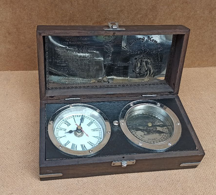  Caja con brújula y reloj homenaje a Robert Frost. 22x11x7. Dispone de compartimento secreto y grabado de poema "El camino no elegido" del mismo autor. 
