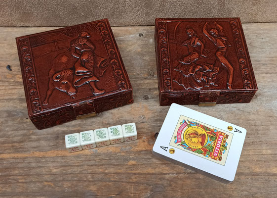 Caja con juego de cartas y dados  en caja cuero repujado. 11x11x3,5