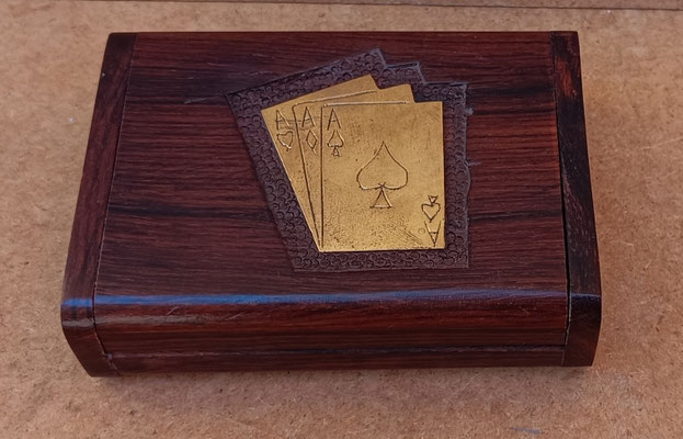 Caja madera de palisandro adornos latón. 11x8x3