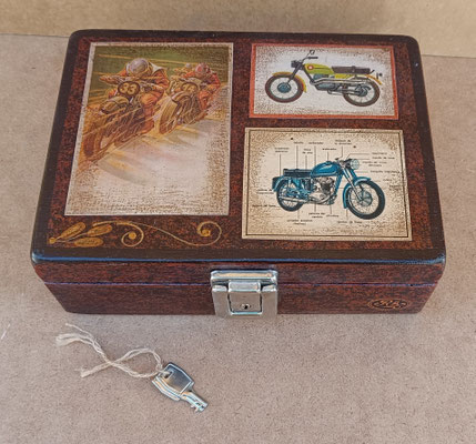 Caja madera etiquetas con llave motos. 9x25x18,5