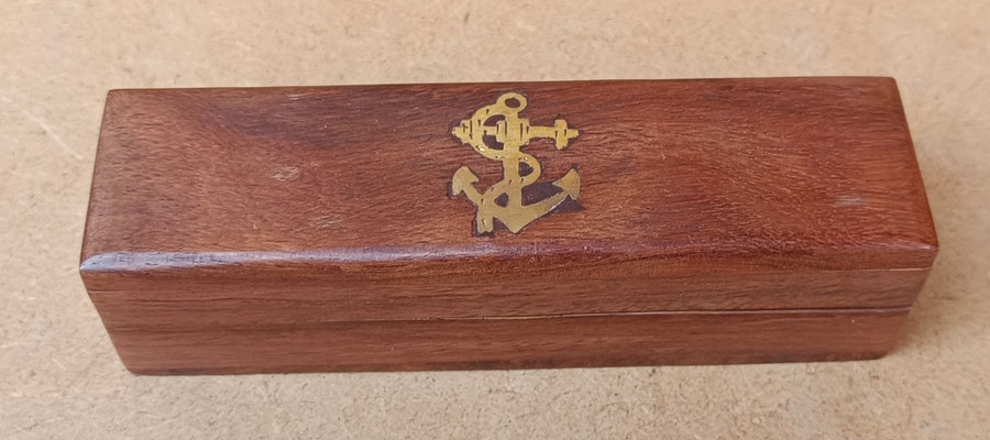 Caja madera de palisandro con adorno de latón. Ref C021. 4x17x5