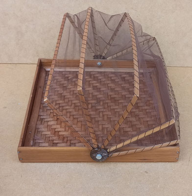 Bandeja madera con mosquitera. Ref 19503/00. 25x25x15