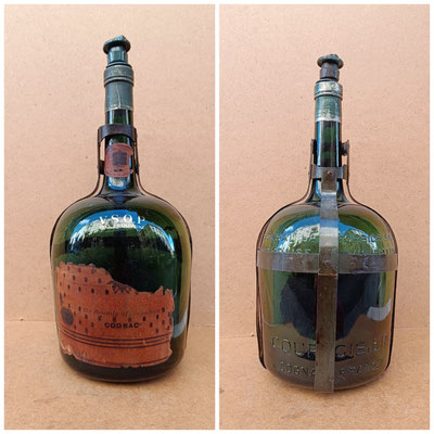 Botella de cognac Courvoisier V.S.O.P vintage con armazón de hierro. 41x18