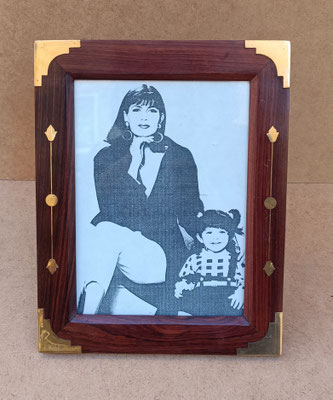 Portafotos madera adornos latón. 20x25