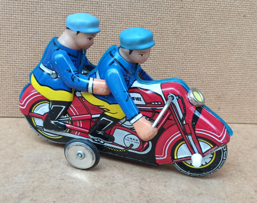 Pareja en moto. Ref 350. 10x16x5