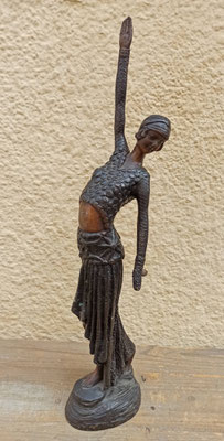 Figura art deco de bronce. 50 centímetros alto