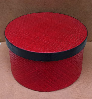 Sombrerera roja. 18x32. 
