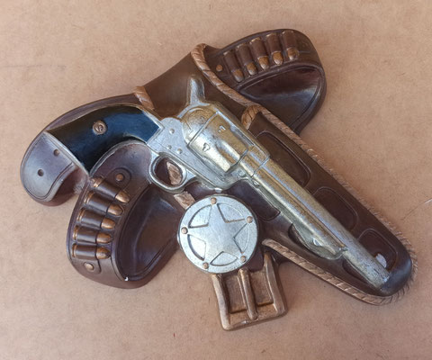 Figura escayola revolver. 32x40