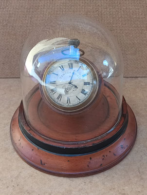 Reloj en cúpula de cristal con base madera. Ref SC054. 13,50x12,50