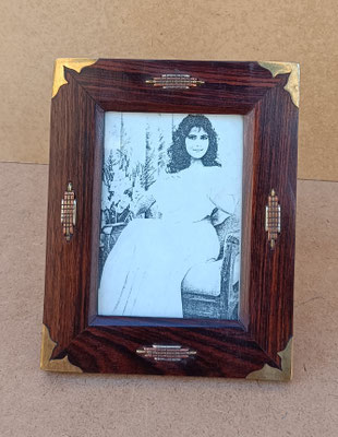 Portafotos madera adornos latón. Ref RMLR1A. 17,5x14