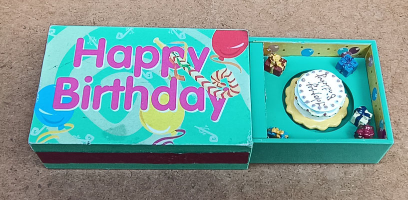 Caja cerillas Happy Birthday  con música y movimiento. Ref MR9097. 14x5,5x3 abierto 