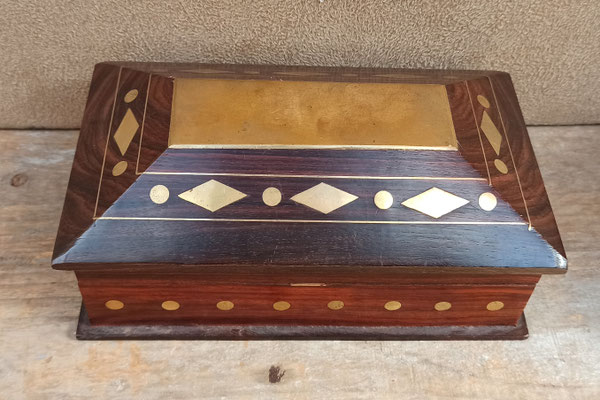 Caja madera de palisandro con adornos latón. Ref WA220. 18x10x7