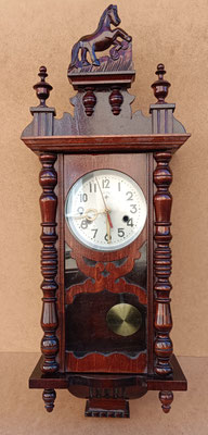 Reloj madera con  péndulo a pilas. Ref SLN. 78x28x15