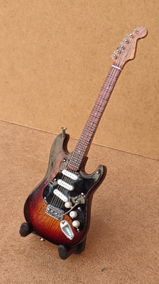 Guitarra eléctrica miniatura. Ref 25032549. 15x4