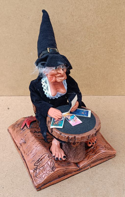 Kekomanía. Bruja leyendo tarot. Ref KEK06. 18X15X15