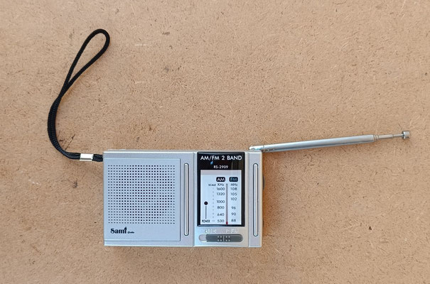 Transistor portátil. Luz de encendido y antena telescópica. Funciona con pilas. Ref 43071. 9x6x2