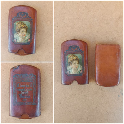 Purera antigua de cuero con leyenda grabada "Llevo en el seno el recreo de mi dueño".  13x7,5x4