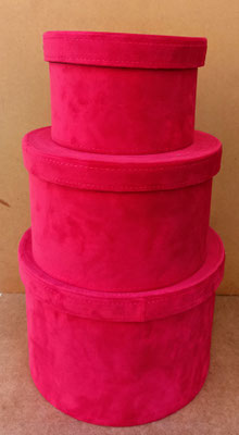 Sombrereras de terciopelo fuxia. Ref 8117. Pequeña 13x20 diámetro. Mediana 16x27 diámetro. Grande 20x30 diámetro. 