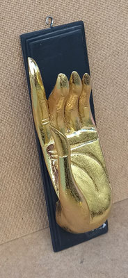 Mano madera con pan de oro. 24x7x8