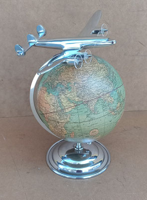 Globo terráqueo con base y avión aluminio. Ref AP108. 30x23x20