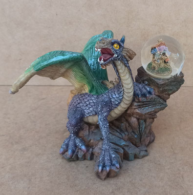 Dragon resina con bola. Ref 0041B. 15x13x10
