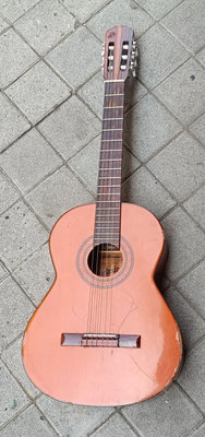 Guitarra Admira modelo Elvira hecha en España. 103x37x10
