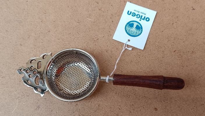 Colador de té latón mango madera. Ref 33968. 18x6x2
