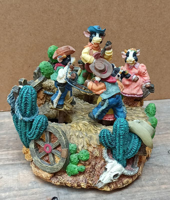 Escena musical con movimiento. Ref 1925. 13x12x11